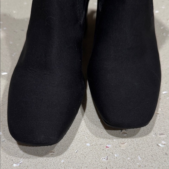 Donald J. Pliner Elegant Black Ankle Boots - Picture 10 of 11